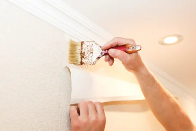 Pose de papier peint à Siros — revêtements muraux et toiles de verre